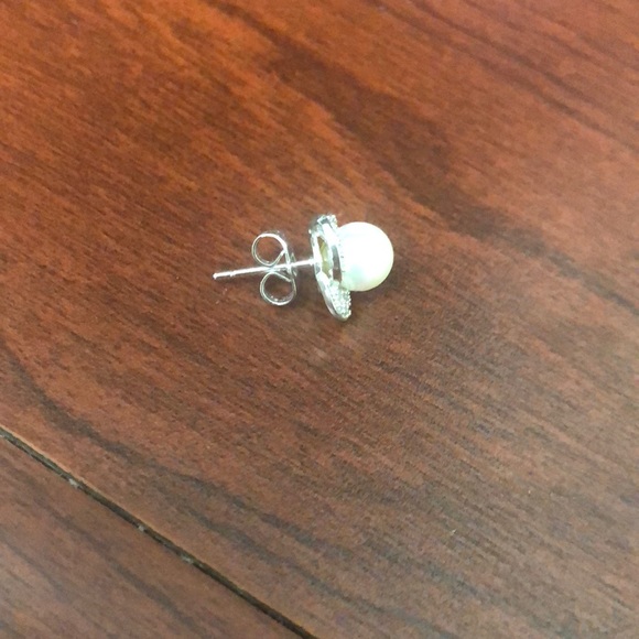 SHINY PEARL STUD EARRINGS - Picture 5 of 6